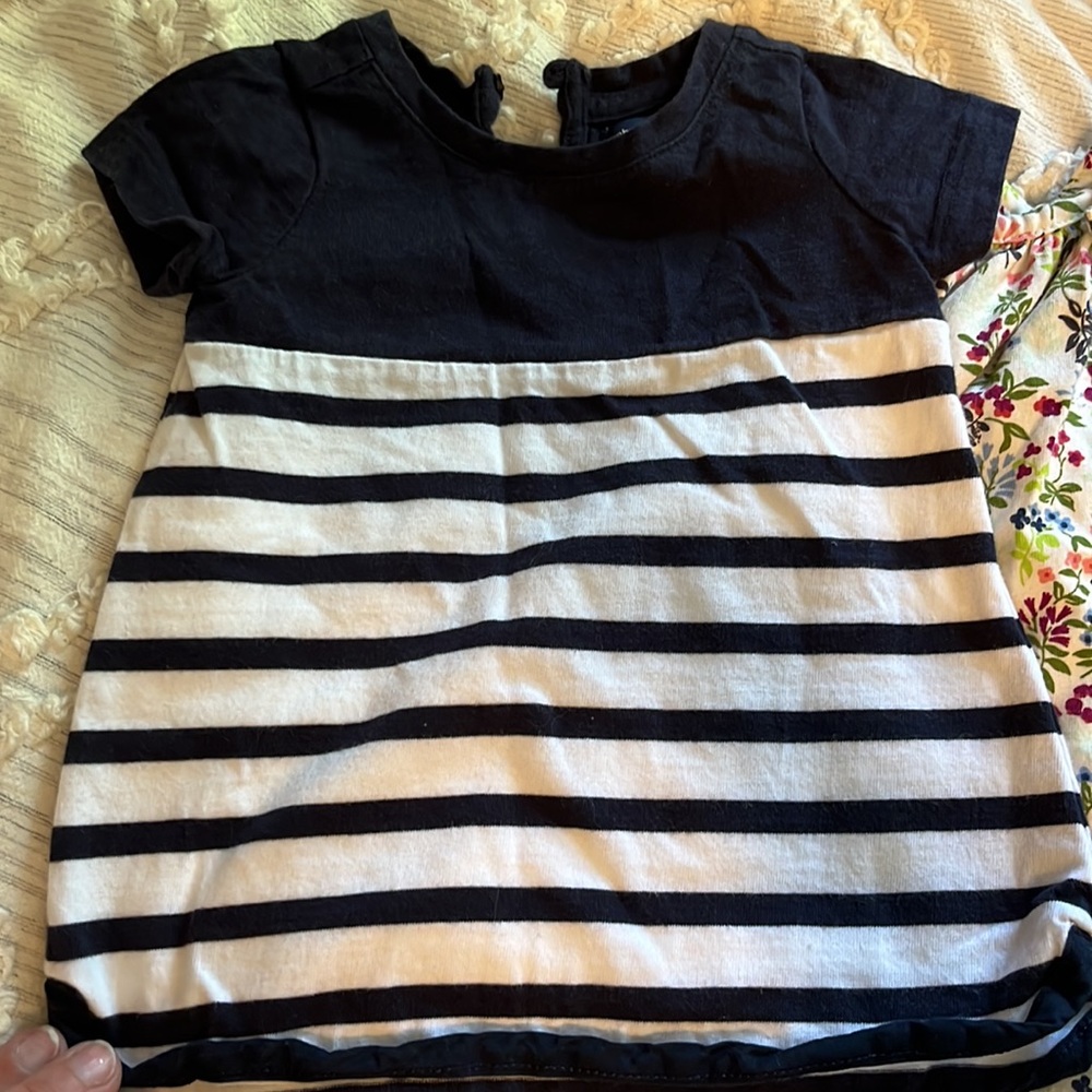 4 Baby Gap outfits (3 dresses, one romper) - Picture 4 of 11
